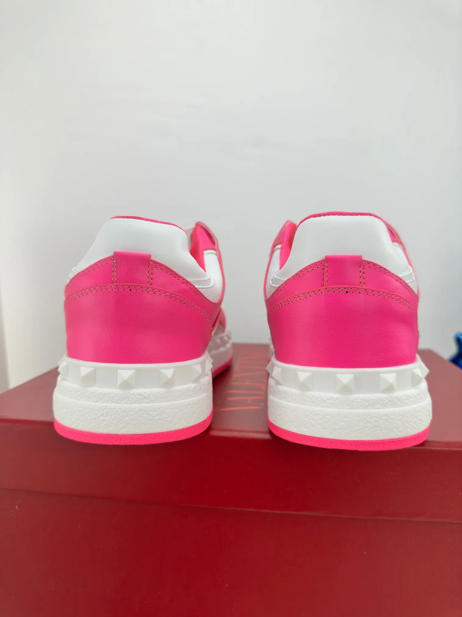 👟👟Ex-factory price 640👟👟 🔺Valentino🔺 Valentino VT 2024 early spring white shoes casual shoes! Top version!  Original 1:1 mold opening! Lasting + oil edge craftsmanship, classic splicing, fashionable and versatile, 🎁Full set of packaging at the same time at the counter. Fabric: Customized cowhide. Lining: Original breathable mesh. Outsole: Original TPU material outsole. Non-slip and wear-resistant. Size: Female 35-40! Male 39～45